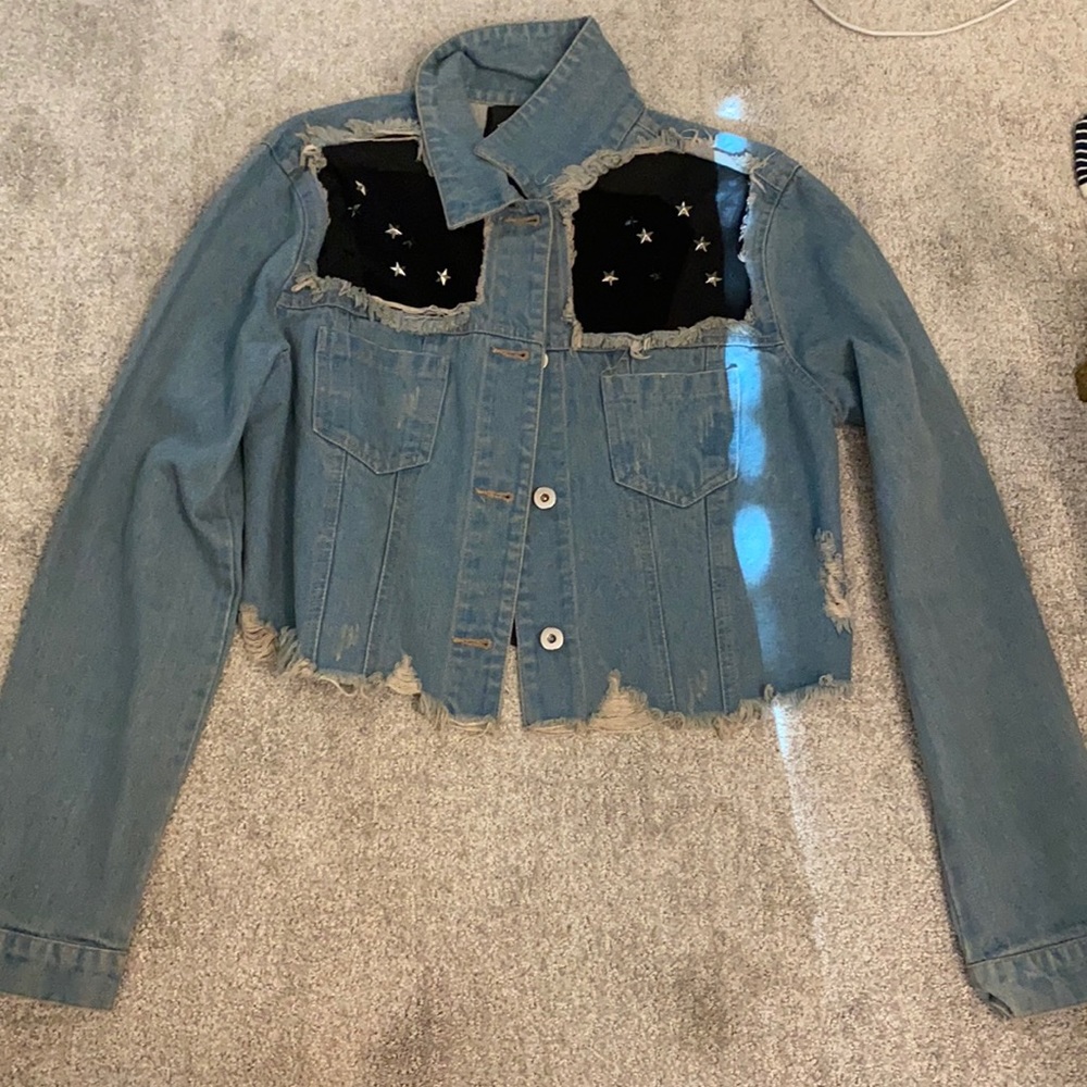 Jean jacket with black mesh on the chest and back, with silver stars.